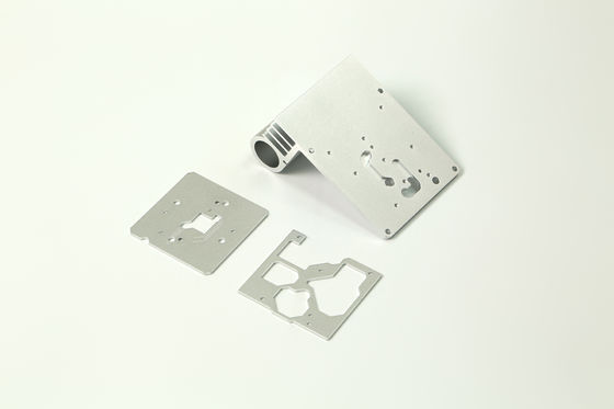 Le moulage mécanique sous pression en aluminium de pièces de fonte d'aluminium de précision de soufflage de sable donnent au polonais une consistance rugueuse