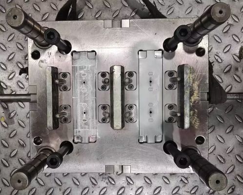 Les pièces en plastique ponctuelles de haute précision de moulage par injection de précision de porte moulent