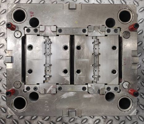 Les pièces en plastique ponctuelles de haute précision de moulage par injection de précision de porte moulent