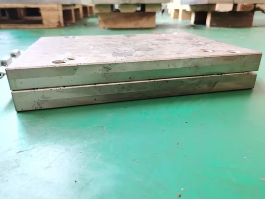 Le moulage par injection en caoutchouc de silicone de moule de la compression SKD61 a adapté aux besoins du client