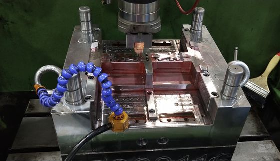 Donnez aux services une consistance rugueuse en plastique faits sur commande de moulage par injection de la finition P20 718
