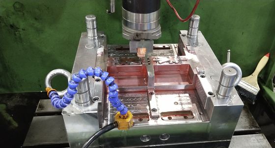 Donnez aux services une consistance rugueuse en plastique faits sur commande de moulage par injection de la finition P20 718