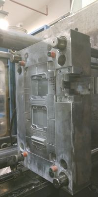 Moulage par injection 3D complexe de la porte 2K par injection de prototype ponctuel de moulage