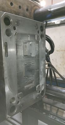 Moulage par injection 3D complexe de la porte 2K par injection de prototype ponctuel de moulage